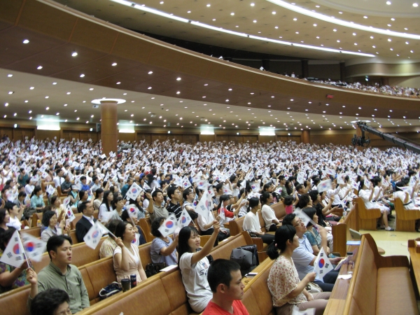 15일 연세중앙교회에서 열린 '8.15 통일기도대성회'에서 대회에 참석한 이들이 태극기를 흔들며 거대한 물결을 이루고 있다.