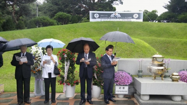 '故 김대중 전 대통령 제6주기 추모식 및 기념사업위원회'(상임대표 김영진 전. 농림부장관)가 주최한 추모식이 우중에도 150여명의 정교학계 등이 참석한 가운데 김 상임대표의 기념사를 듣고있다.우측부터 이윤석 국회의원, 김영진상임대표, 장상 전 국무총리, 박춘화 감독회장 등의 모습. ⓒ 기념사업위원회 제공