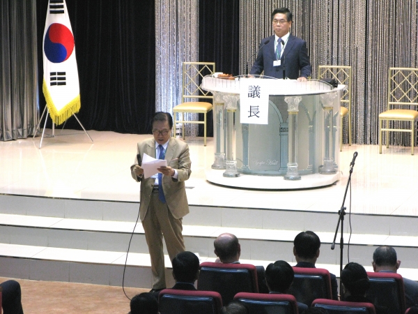 27일 오전 한국기독교회관에서 열린 제26-1차 한기총 임시총회에서 자신의 제명건에 대해 발언하고 있는 홍재철 목사(직전 한기총 대표회장, 앞)를 현 대표회장인 이영훈 목사가 바라보고 있다.