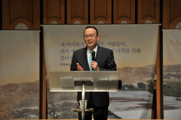 10일 온누리교회 양재캠퍼스에서 진행된 컴패션 후원자예배 ‘아버지의 마음’에서 말씀을 선포하고 있는 박정근 목사(부산 영안교회 담임목사)