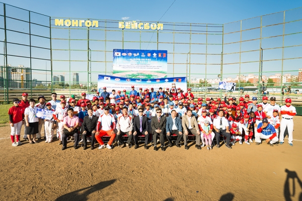 People of Baseball match between Korean and Mongolian children’s team.