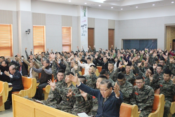 광림교회 통일성취기도회에서 군장병들과 함께 기도하고 있다.