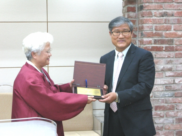 김덕규 선교사(오른쪽)가 이광순 목사로부터 상을 받고 있다.