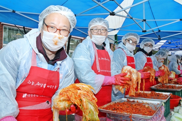 김장행사로 마련된 김장김치는 한 세대 당 10kg씩 530여 세대에 전달되었다. 김장행사에 참여한 군인공제회 임직원 모습.