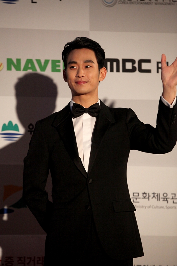 인사하는 김수현