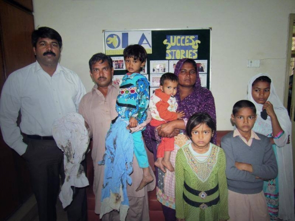 (Photo : 기독일보) (Photo : 출처 = ACLJ) 무슬림 가족에 의해 폭행 당하고 나체가 되는 수치를 당한 파키스탄 8세 소녀의 가족들.