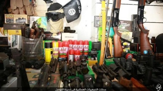 IS 대원들을 위한 무기, 군수품, 옷, 군장 등을 판매하는 IS의 무기시장.