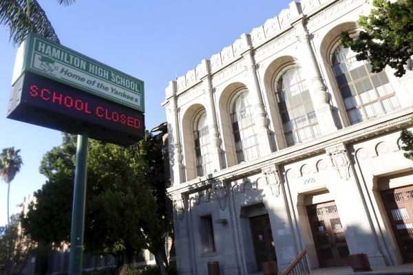 지난 15일 테러위협으로 폐쇄한 LA의 한 고등학교>