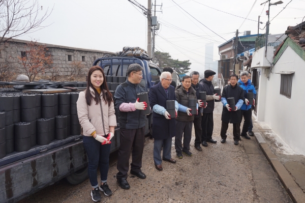 샬롬나비의 연탄배달. 80대 고령의 원로 교수와 30대 젊은 회원들이 한 마음으로 동참했다.