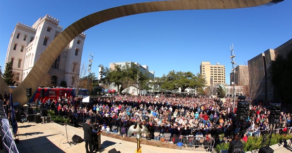 약 4천 200명이 모인 배턴루지의 노스 블러바드 타운 스퀘어(North Boulevard Town Square)에서의 기도회 모습. 이 사진을 올리면서 프랭클린 그래함 목사는 