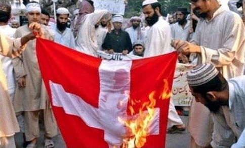 스위스 국기가 아니라 덴마크 국기를 태우는 장면이다. 장소도 파키스탄이며, 동기도 달랐다.