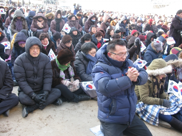 순서자들의 기도에 따라, 청중들도 함께 간절히 기도했다.