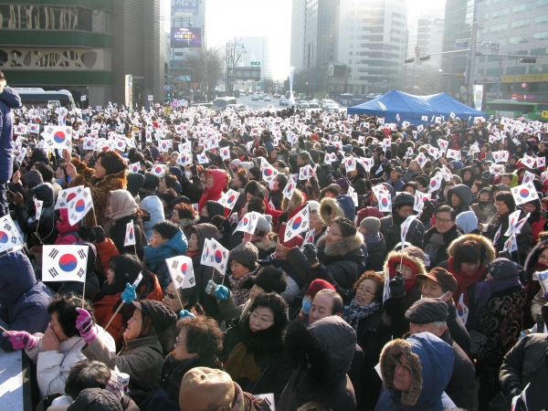 국가안보와 북핵폐기를 위한 국민기도회 및 국민대회에서 참가자들이 태극기를 흔들고 있다.