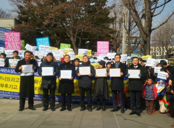 군동성애 ‧ 성매매 합법화반대국민연합이 4일 낮 12시 헌법재판소 앞에서 다시 한 번 군 동성애·성매매 합법화를 반대하는 기자회견을 가졌다. 