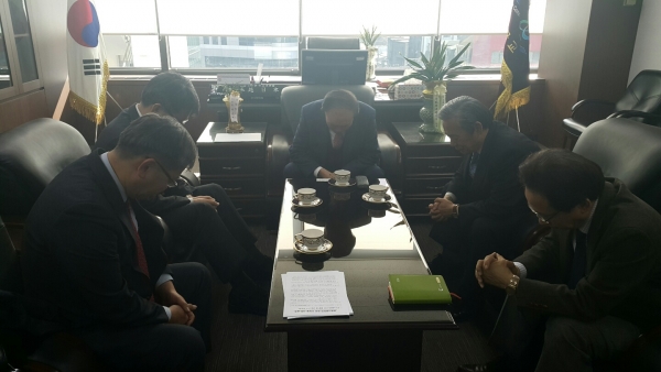 여인홍 농림축산식품부 차관이 한교연을 방문한 가운데, 함께 기도하고 있는 모습.