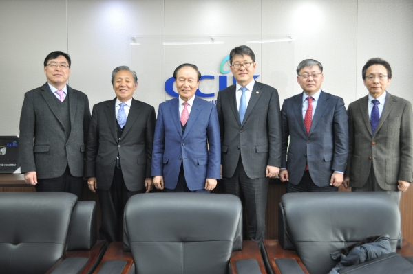 여인홍 농림축산식품부 차관이 지난 5일 오후 2시 한국교회연합을 방문, 대표회장 조일래 목사와 환담했다.