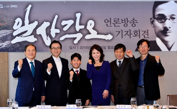 주기철 목사의 일대기를 다룬 영화 '일사각오'의 감독과 배우들, 소강석 목사(왼쪽) 등이 함께 화이팅을 외치고 있다.