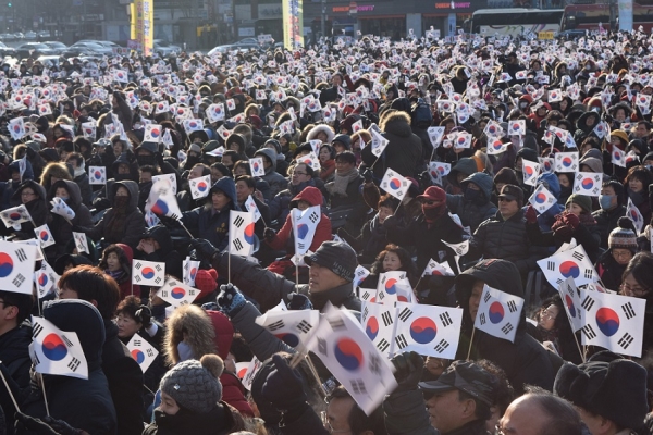 지난 1월 24일 영하의 날씨 가운데 서울시청 앞 광장에서 열린 서울시청 북핵폐기 국민대회에 모인 군중들.