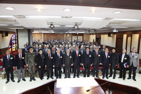 군선교연합회 제45차 총회를 마치고 총대들이 한 자리에 모여 기념촬영을 하고 있다.