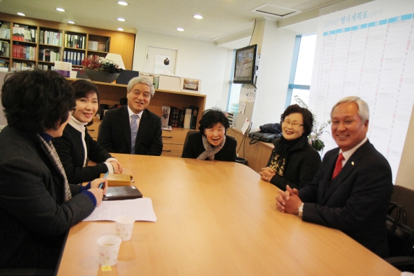 광림교회 전도왕들이 모여 담소를 나누고 있다.