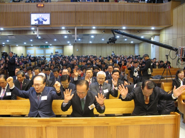 28일 종교교회에서 열린 한반도 평화통일을 위한 제97주년 '3.1절 기념 한국교회 연합예배'에서 참석자들이 합심기도하고 있다. 앞줄 왼쪽부터 조일래 한교연 대표회장, 유동선 기성 총회장, 김삼환 명성교회 원로목사.