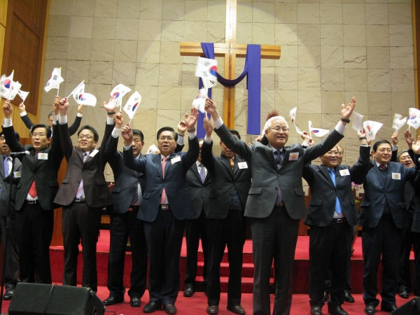 28일 종교교회에서 열린 한반도 평화통일을 위한 제97주년 '3.1절 기념 한국교회 연합예배'에서 정성진 목사의 인도로 참석자들이 만세삼창을 외치고 있다.
