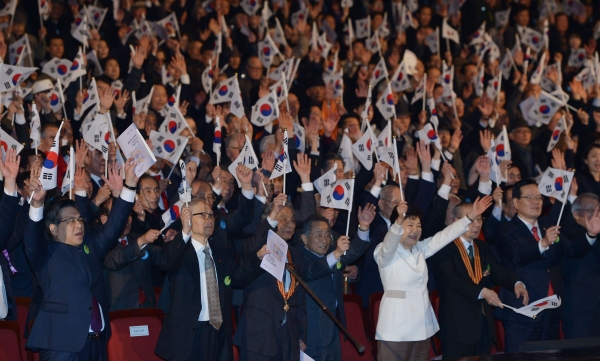 이번 기념식에서 여의도순복음교회 담임 이영훈 목사의 조부인 고 이원근 장로가 독립유공자 포상을 받았다. 