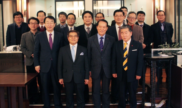 한국코메니우스연구소 총회 참석자들이 총회를 마치고 기념촬영에 임하고 있다. 두 번째 줄 오른쪽에서 첫 번째가 정일웅 소장. ⓒ 코메니우스연구소  