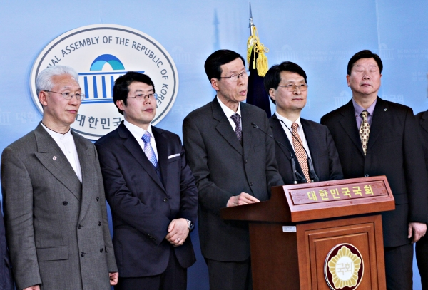 북한인권법이 통과된 직후 국회정론관에서 기자회견에 임하고 있는 올인통 등 북한인권단체 관계자들.