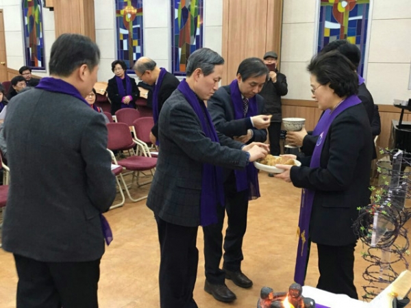 참석자들은 총회 평화통일위원장 정상시 목사의 집례로 성찬예식을 가졌다.