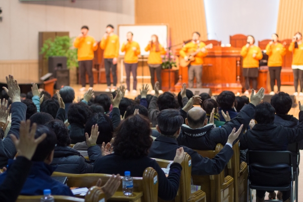 춘천한마음교회 성도들이 뜨겁게 찬영하며 기도하고 있다.