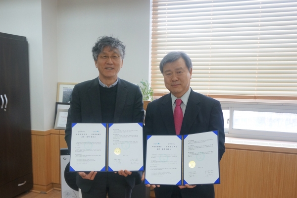 왼쪽부터 성공회대학교 이정구 총장, 부천희망재단 정인조 이사장