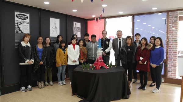 (사진2)얀모로 프랑스대사관 대학교육협력담당자와 특강 참석 학생들이 다 함께 기념사진을 찍고 있다