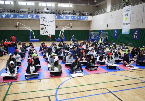 한세대학교에서 진행된 '희망의 큰북을 울려라' 프로그램 모습.