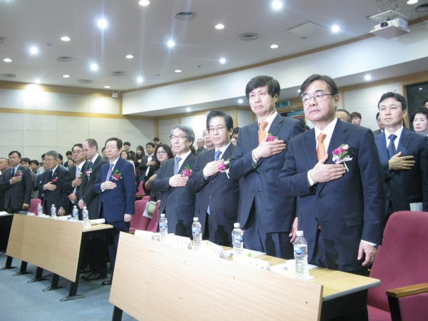 12일 서울대학교에서 '제14회 스코필드 박사 추모기념식'이 열린 가운데, 참석자들이 국민의례에 임하고 있다.