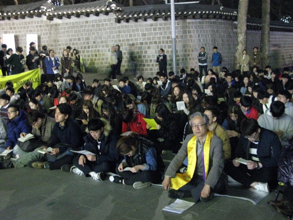 12일 저녁 덕수궁 대한문 앞에서는 '세월호 2주기 신학생 연합예배'가 드려졌다.