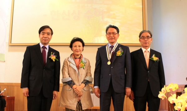 사진3. 한신상 수상한 전병금 목사(왼쪽 세 번째)