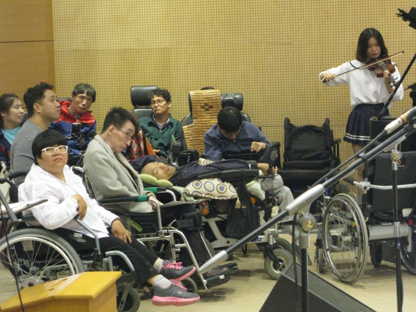 이 날 행사에서는 주인공인 장애인들이 다수 예배에 함께 참여했다.