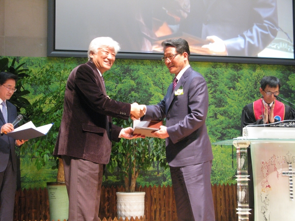 NCCK 김영주 총무(왼쪽)가 전병금 목사에게 공로 및 감사패를 증정하고 있다.
