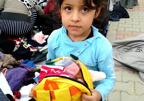 바자회에 참여한 시리아 아이의 모습입니다.