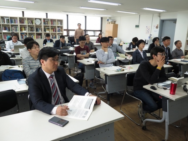 '양극화'를 주제로 이 문제를 해결하고자 노력하고 있는 기독교윤리실천운동(이하 기윤실)이 25일 낮 기독연구원 느헤미야 세미나실에서 