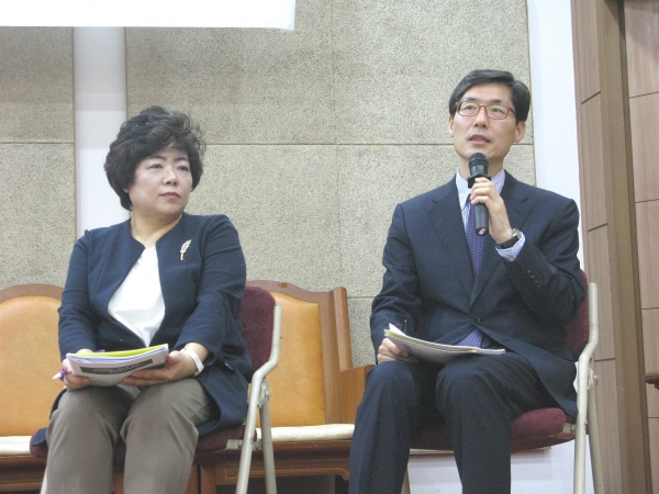 '신학대학원 성윤리 교육의 현실과 방향성' 포럼에서 발제한 김승호 교수(영남신대 기독교윤리학, 오른쪽)가 발언하고 있다. 왼쪽은 김영희 교수(서강대 성평등상담실).