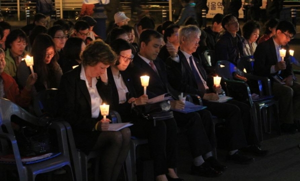 25일 저녁 서울역 광장에서 열린 '북한자유주간 서울통일광장기도회'에 참석한 이들의 모습.