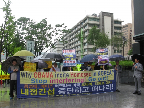 결국 오직예수사랑선교회와 G&F미니스트리, VOCD International 등 3개 단체의 '미국 정부와 주한미국대사관에 대한 동성애 옹호 조장 정책 중단 촉구 기자회견'은 미대사관이 보이는 KT건물 앞에서 진행됐다.