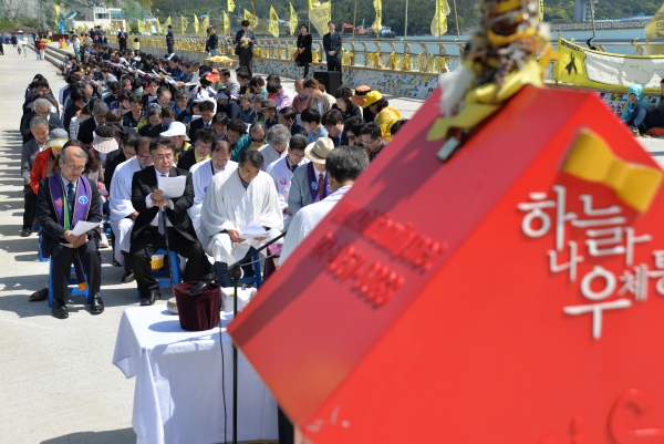 하늘나라우체통이 보이는 가운데 기장총회 관계자들이 성찬예배를 드리고 있다.