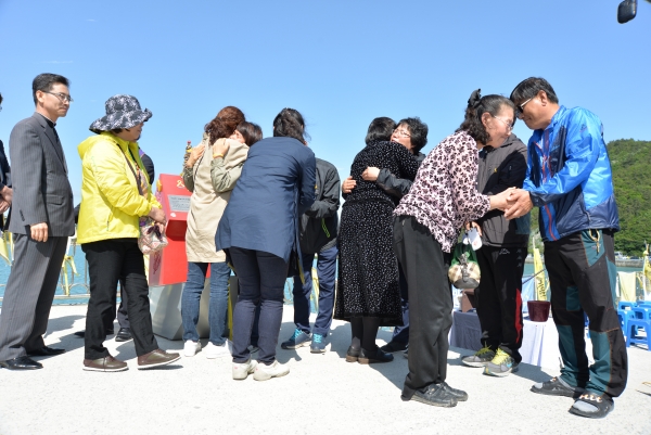 행사를 마치고 유가족들과 총회 관계자들이 함께 인사를 나누고 있다.