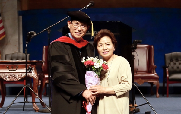 고든콘웰 신학교 박사 학위 수여식에서 천환 목사와 윤현심 사모