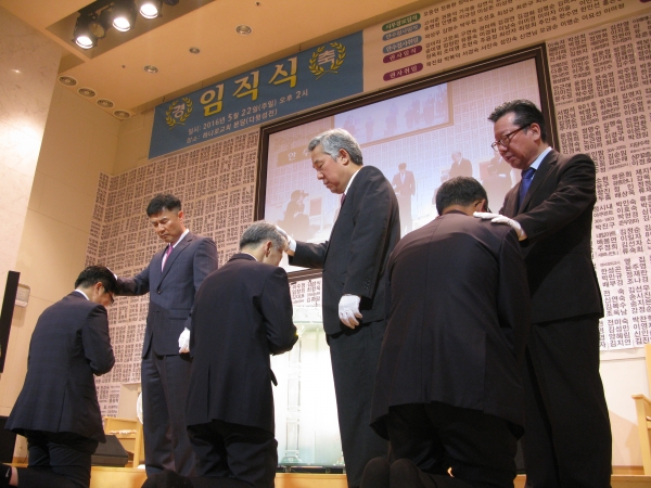 김포 하나로교회 임직감사예배에서 장로 장립을 위한 안수 기도가 이뤄지고 있다.