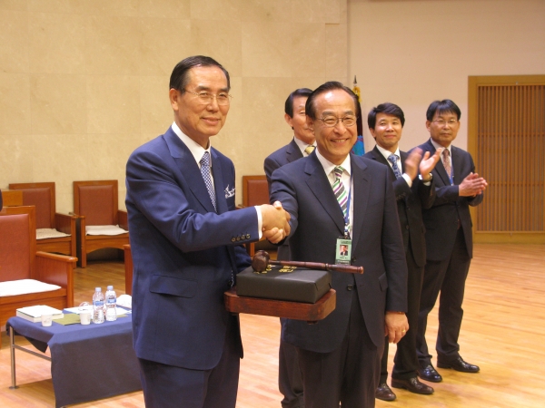 신임총회장 여성삼 목사(왼쪽)가 직전총회장 유동선 목사로부터 고태와 성경을 전달받고 있다.