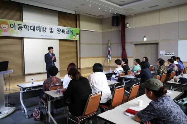 아동학대 예방 교육에서 강연하고 있는 어해룡 관장.